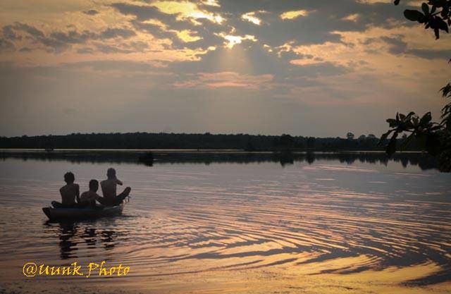 water, lifestyles, leisure activity, lake, sunset, sky, men, tree, tranquility, cloud - sky, beauty in nature, tranquil scene, scenics, nautical vessel, nature, silhouette, sitting, reflection