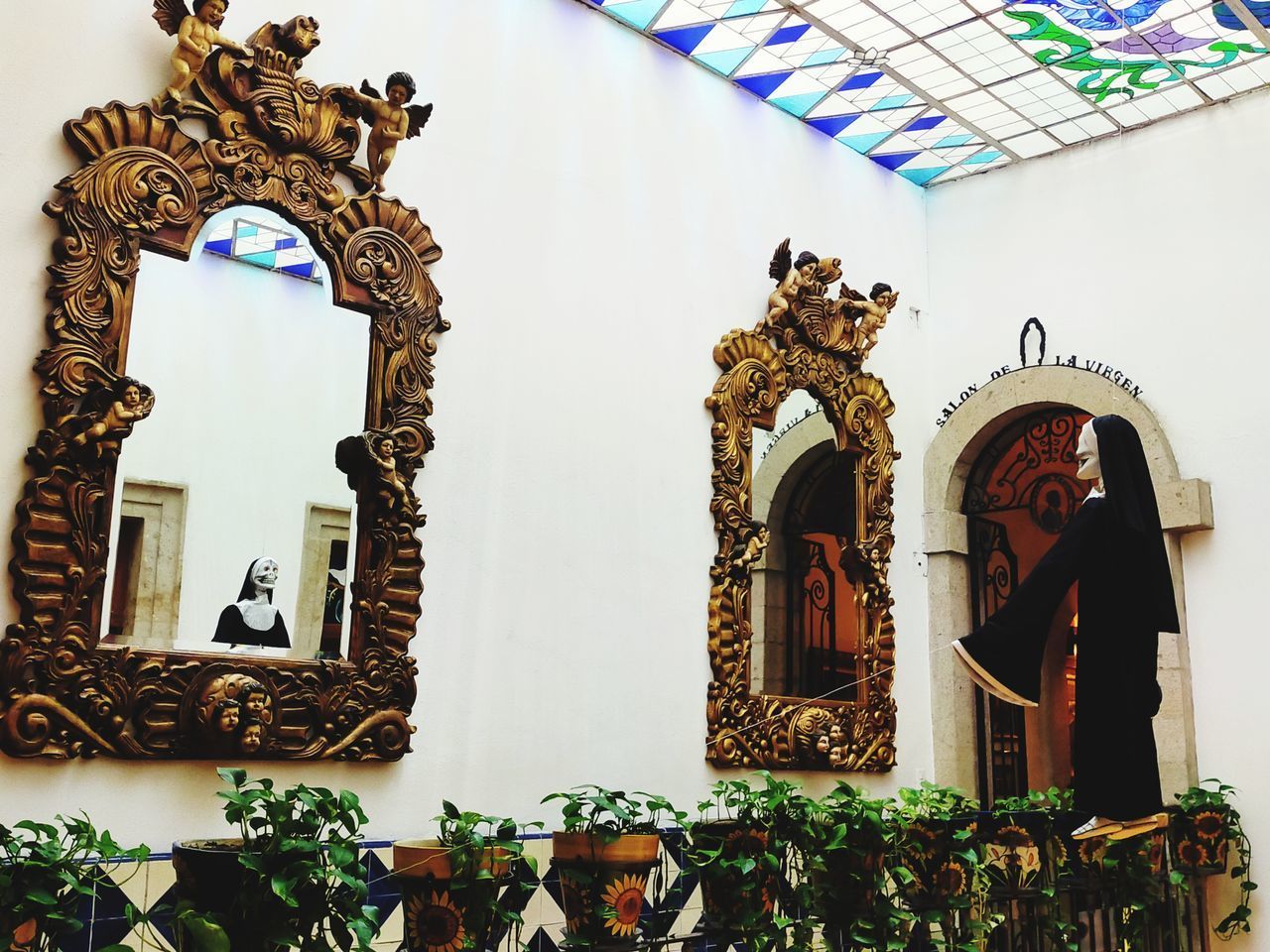 LOW ANGLE VIEW OF STATUES ON BUILDING AGAINST TEMPLE