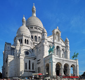 Basilique du sacré-coeur in paris front left view