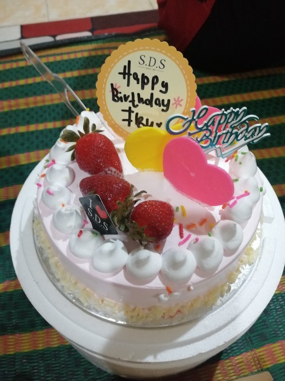 CLOSE-UP OF CHOCOLATE CAKE WITH FRUITS