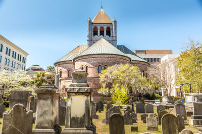 Circular congregational church and graveyard
