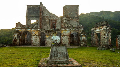 Old ruins of building against sky