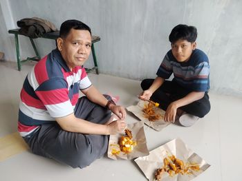 Jon hasmika with children rating satay together