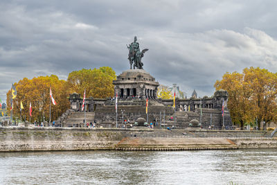 Statue of historical building against cloudy sky