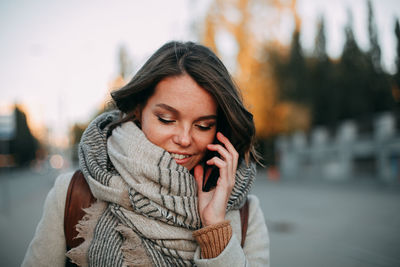 A young girl walks through the city streets in autumn