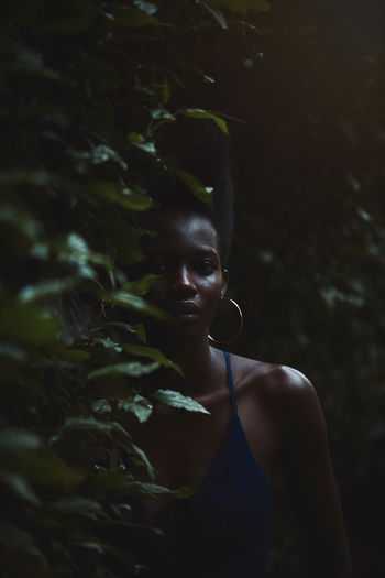 PORTRAIT OF YOUNG WOMAN LOOKING AWAY OUTDOORS