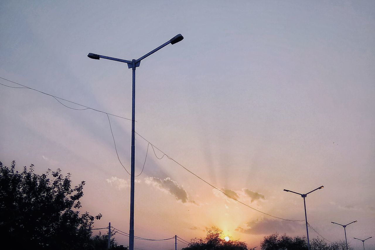 LOW ANGLE VIEW OF SILHOUETTE STREET LIGHT AGAINST SKY