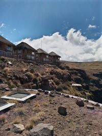 Chalets  intelligently paraded on  the edge of a ravine