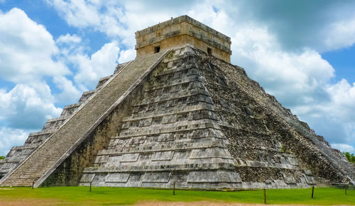 Kukulkan pyramid in chichen itza on the yucatan peninsula, mexico