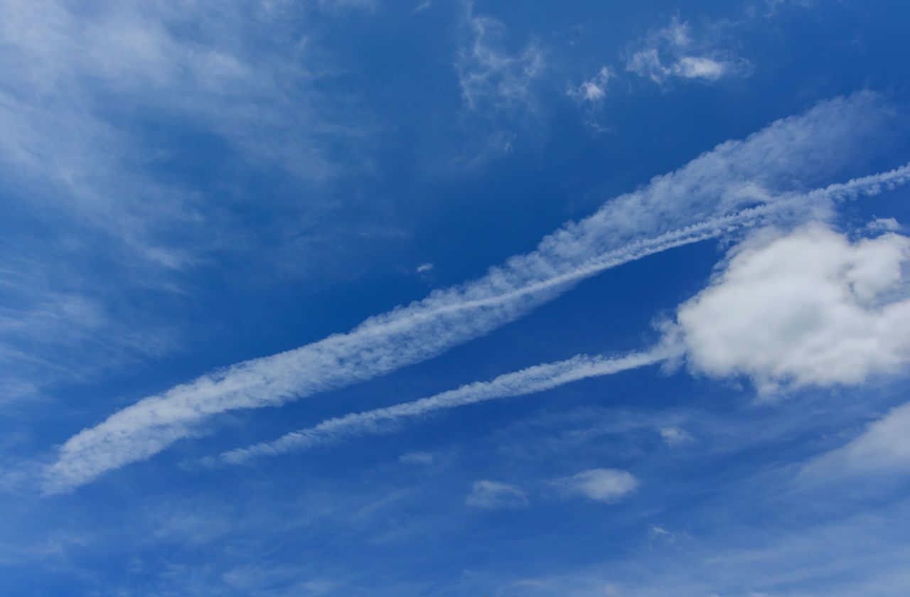 LOW ANGLE VIEW OF VAPOR TRAIL AGAINST BLUE SKY