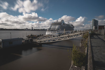 Longexposure on the river mersey with a cruise ship in the background