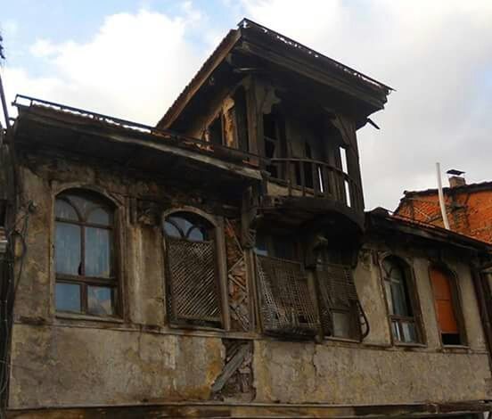 LOW ANGLE VIEW OF OLD BUILDING