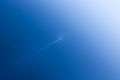 Vapor trail against clear blue sky