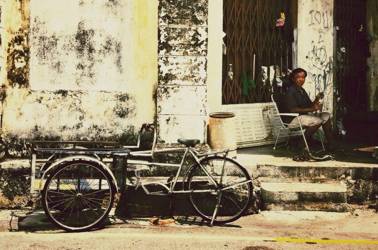 bicycle, mode of transport, transportation, land vehicle, stationary, architecture, built structure, leaning, building exterior, parking, parked, side view, house, day, full length, cart, wall - building feature, outdoors