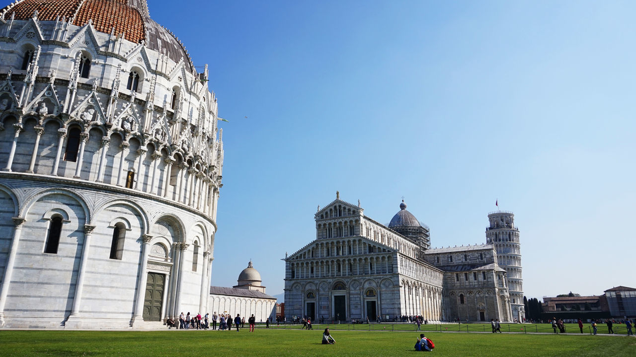 TOURISTS IN FRONT OF BUILDING