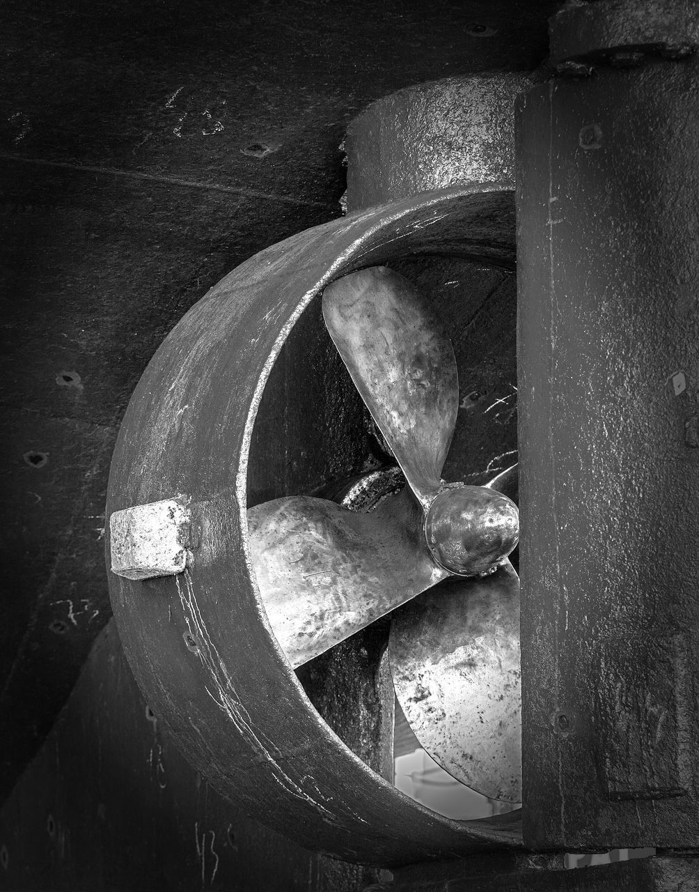 black, darkness, black and white, monochrome, monochrome photography, white, light, no people, iron, metal, indoors, close-up, old, wheel, still life photography, wood