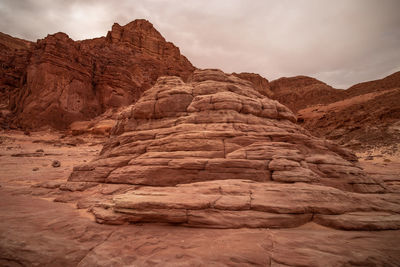 Rock formations in the desert of timna, eilat, israel. view of the red mountains 