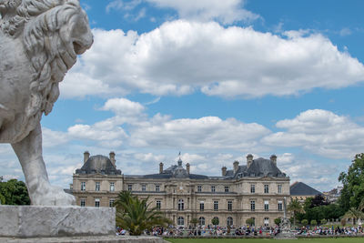 Statue of historical building against cloudy sky