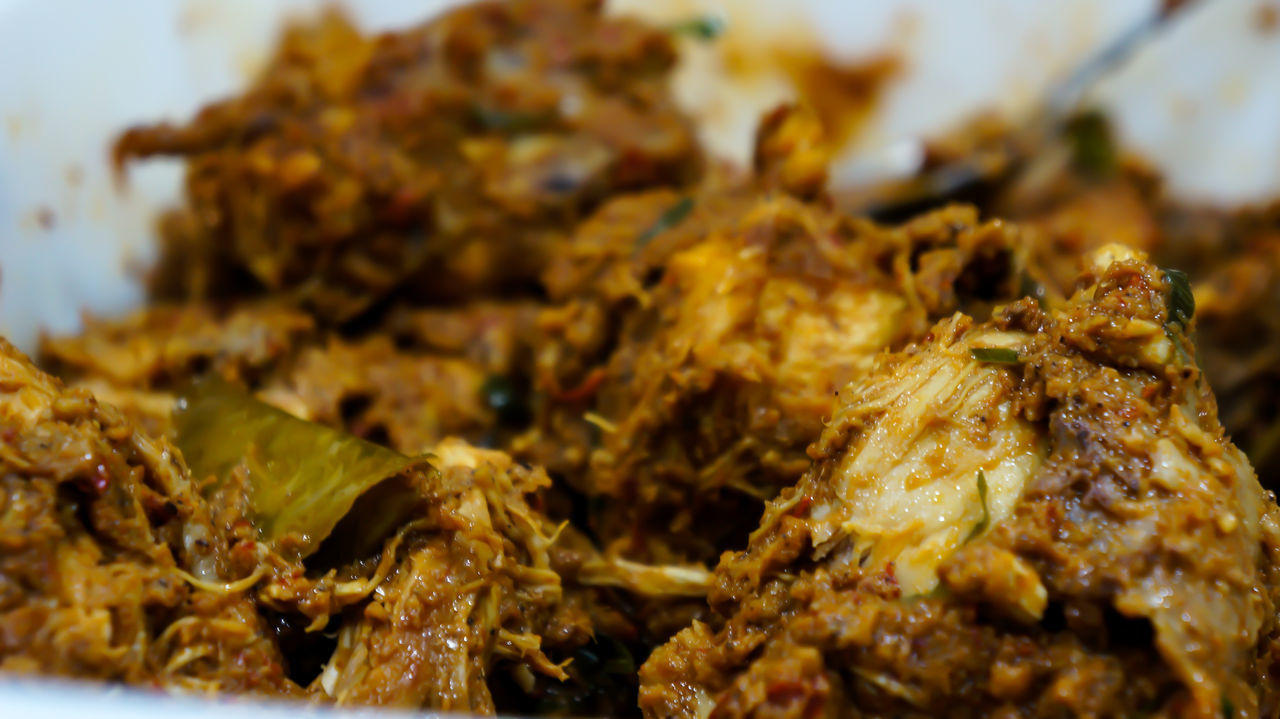 CLOSE-UP OF MEAT IN PLATE