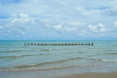 Wave braker om the beach