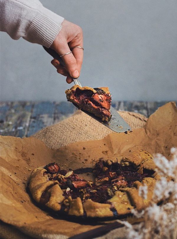 CLOSE-UP OF HAND HOLDING BREAD WITH MEAT