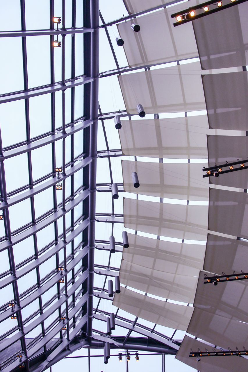 LOW ANGLE VIEW OF MODERN BUILDING CEILING