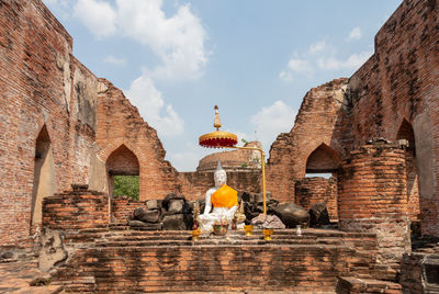 Statue of historic building against sky