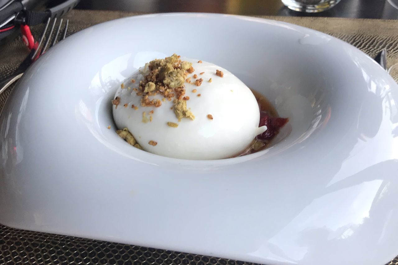 HIGH ANGLE VIEW OF BREAKFAST SERVED ON PLATE