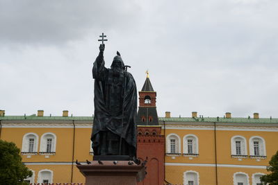 Statue of historic building against sky