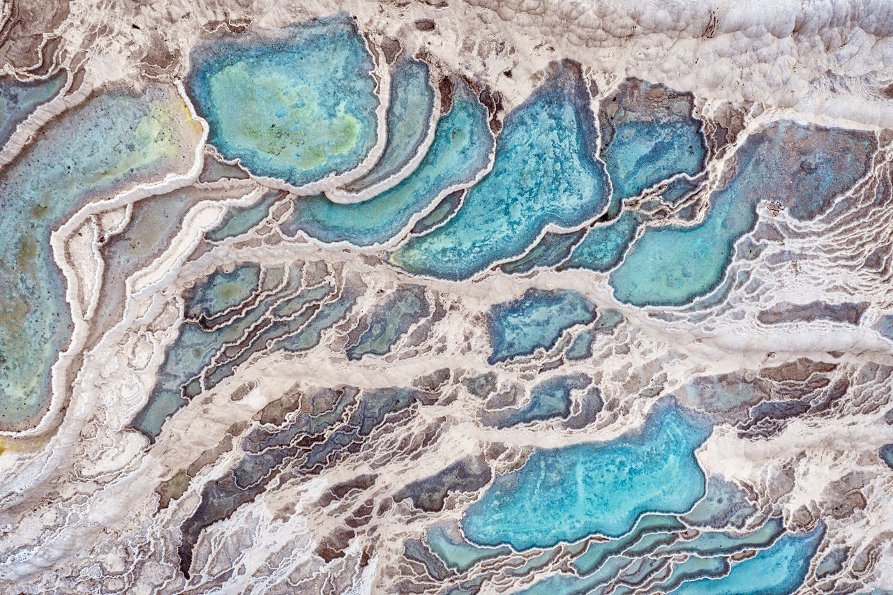 HIGH ANGLE VIEW OF ROCKS ON SHORE