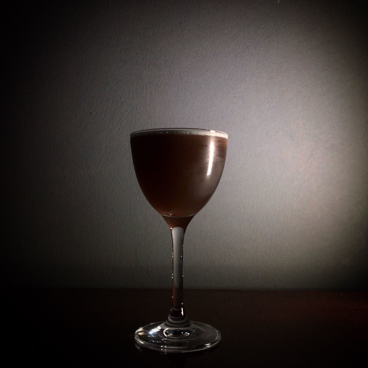 CLOSE-UP OF WINEGLASS AGAINST WHITE BACKGROUND