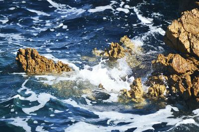 Waves breaking on rocks