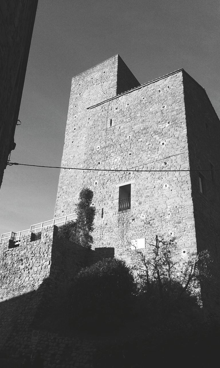 architecture, built structure, building exterior, low angle view, old, clear sky, building, history, sky, wall - building feature, abandoned, exterior, damaged, stone wall, outdoors, no people, tower, day, window, brick wall