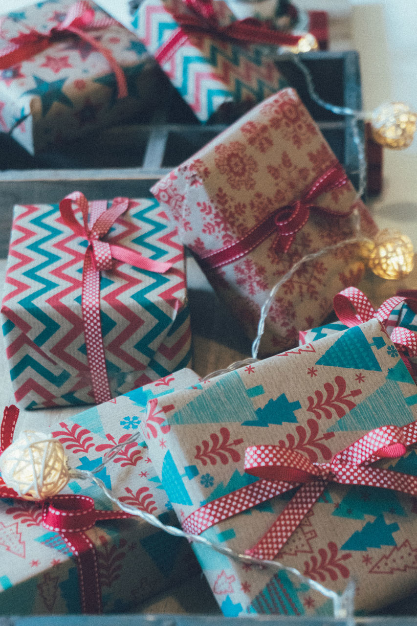 CLOSE-UP OF CHRISTMAS DECORATIONS ON TABLE