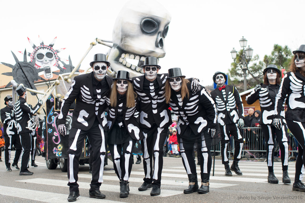 lifestyles, large group of people, human representation, leisure activity, standing, art, art and craft, men, casual clothing, creativity, person, front view, full length, arts culture and entertainment, street, day, happiness, sculpture