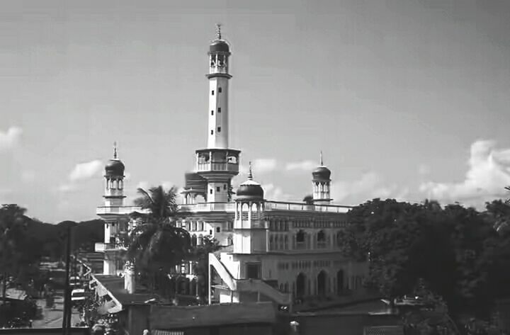 VIEW OF LIGHTHOUSE AGAINST SKY