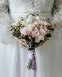 Woman with bridal bouquet. eremony wedding day. hands with wedding rings.