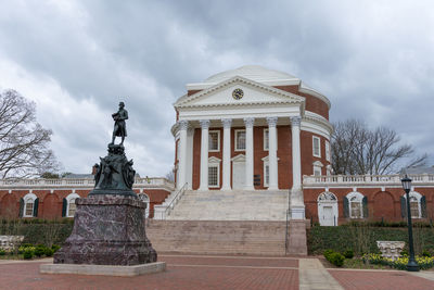 Statue of historical building against cloudy sky