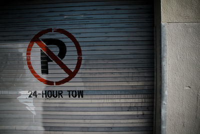 No parking mentioned on closed shutter