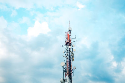 5g telecommunication tower transmitting