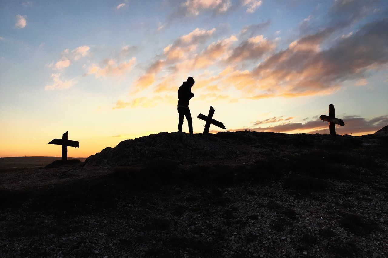 sunset, silhouette, nature, tranquility, scenics, sky, tranquil scene, outdoors, beauty in nature, cloud - sky, real people, men, one person, day, people