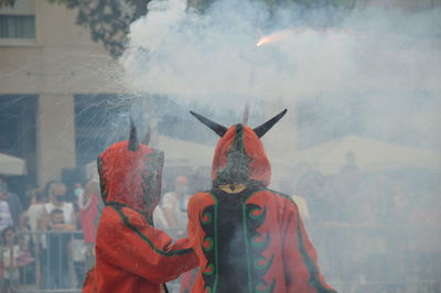 Traje típica de catalunya spain van disfrazados de diables y  tiran petardos