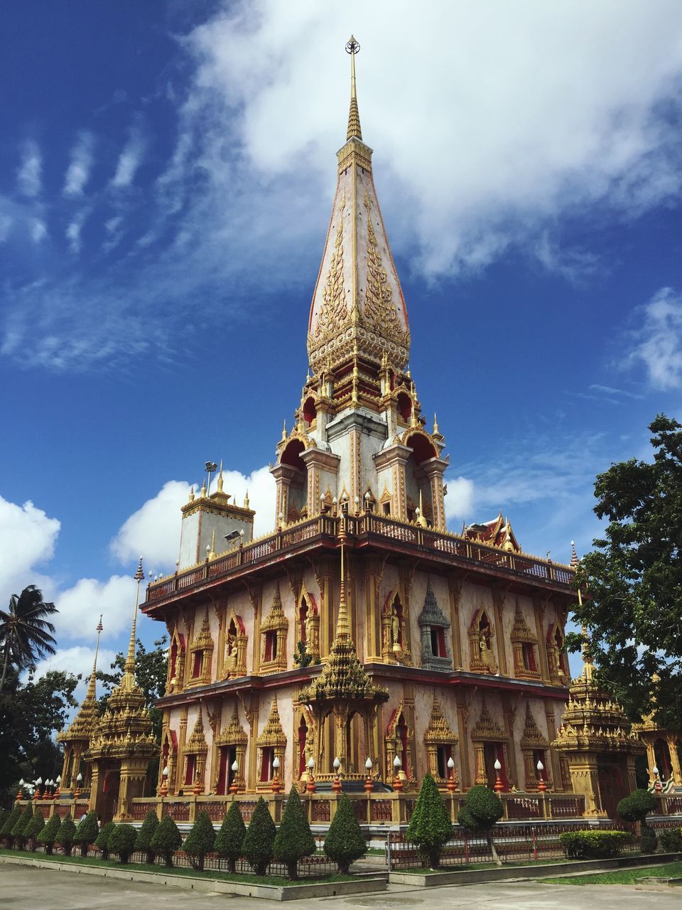 LOW ANGLE VIEW OF HISTORICAL BUILDING