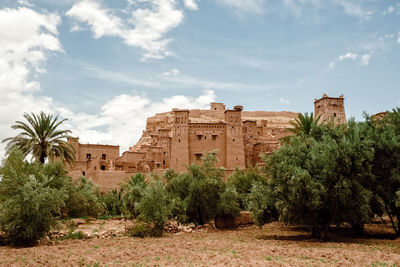 Old ruin building against sky