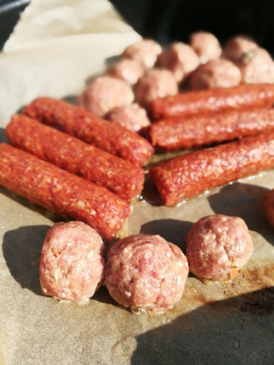 HIGH ANGLE VIEW OF CHOPPED MEAT IN PLATE