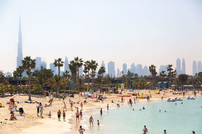 La mer is new beach area of dubai,  wide boulevards, palm trees, graffiti, cafes and restaurants. 