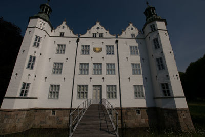 Schloss zu ahrensburg mit eingang 