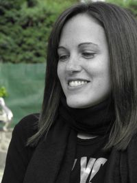 Close-up of smiling young woman with medium-length hair