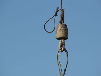 Low view of the rope sling up against the blue sky