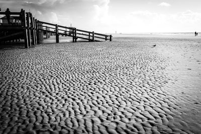 Strand mit pier in sankt peter-ording